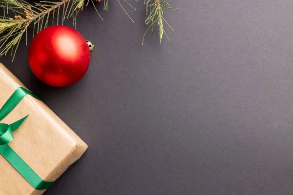 Siyah Arka Planda Takılar Hediyeler Kopyalama Alanlarıyla Noel Süsleri Noel — Stok fotoğraf