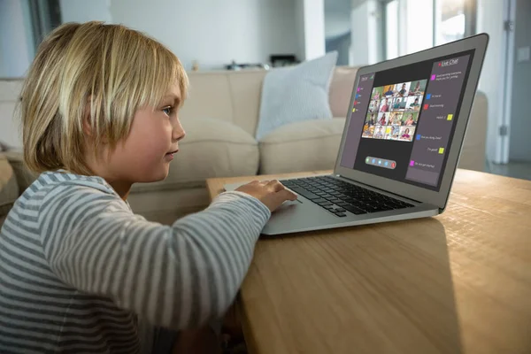 Beyaz çocuk ekranda çeşitli ilköğretim öğrencileri gülümserken görüntülü konuşma için laptop kullanıyor. iletişim teknolojisi ve çevrimiçi eğitim, dijital kompozit resim.