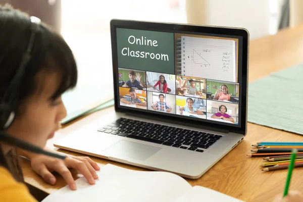 亚洲女孩使用笔记本电脑进行视频通话 屏幕上有各种各样的小学生笑着 通信技术和在线教育 数字合成图像 — 图库照片