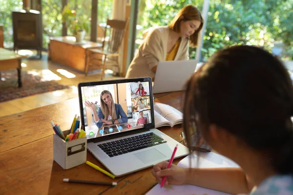 Menina Asiática Usando Laptop Para Chamada Vídeo Com Diversos Alunos — Fotografia de Stock