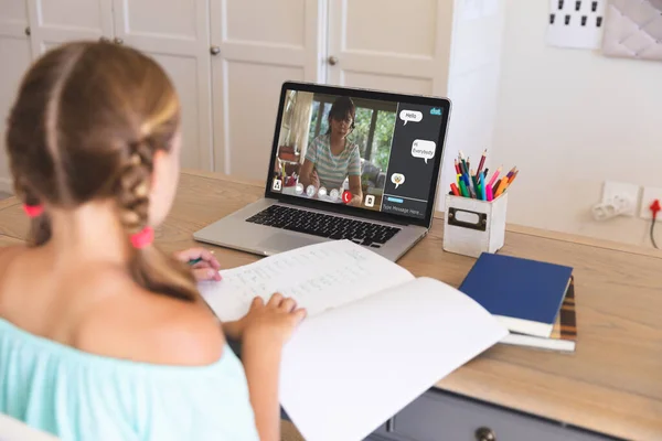 Menina Caucasiana Usando Laptop Para Chamada Vídeo Com Aluno Ensino — Fotografia de Stock