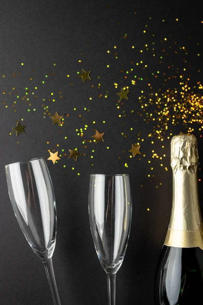 将新年香槟酒和五彩纸屑在黑色背景上混合在一起 新年前夜派对 庆祝和复制空间概念 — 图库照片