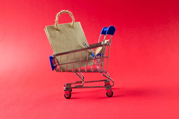 バッグ付きショッピングカートの構成とピンクの背景にスペースをコピーします ショッピング 黒の金曜日のコンセプト — ストック写真