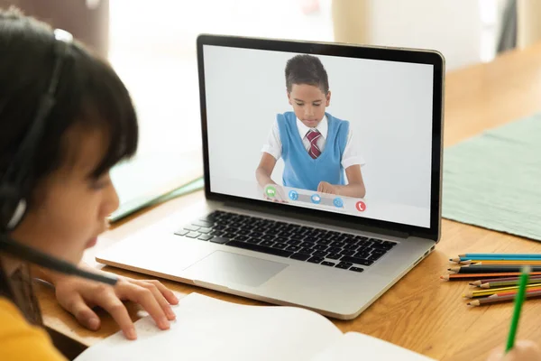 Asyalı Kız Ekranda Ilkokul Öğrencisiyle Video Görüşmesi Için Dizüstü Bilgisayar — Stok fotoğraf