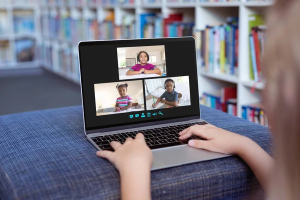 Menina Caucasiana Usando Laptop Para Videochamada Com Sorrindo Diversos Alunos — Fotografia de Stock