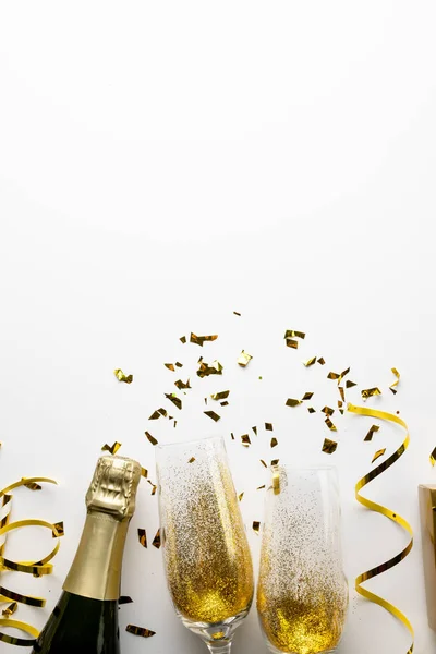 近朱者赤的新年香槟酒和白色背景的装饰 新年前夜派对 庆祝和复制空间概念 — 图库照片