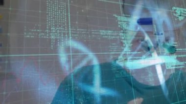 Melez bir kadının çay yapması üzerine veri işleme animasyonu. Küresel iş bağlantıları dijital arayüz ve teknoloji konsepti dijital olarak oluşturulmuş video.