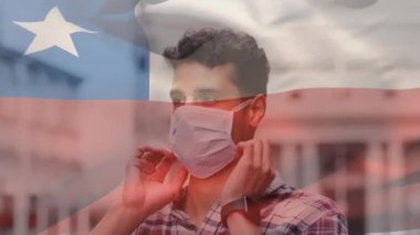 Şili bayrağının şehir caddesinde yüz maskesi takan Latin adamın üzerinde dalgalanmasının animasyonu. covid 19 salgın konsepti boyunca dijital olarak üretilen küresel sağlık önlemleri.