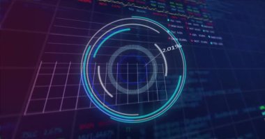 Mavi arka plan üzerinde kapsam ve finansal veri işleme animasyonu. Küresel iş, veri işleme ve dijital arayüz kavramı dijital olarak oluşturulmuş video.