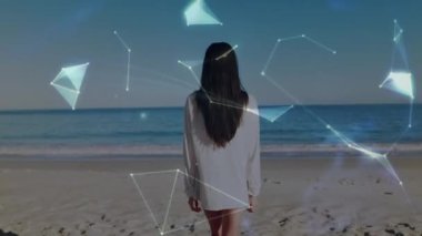 Kumsalda yürüme pratiği yapan dünya ve bağlantılar ağının animasyonu. Dijital olarak oluşturulan küresel bağlantılar ve iletişim konsepti.