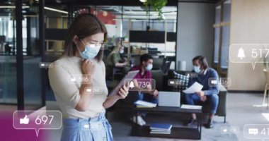 Akıllı telefon kullanan bir kadının dijital simge ağının animasyonu. Dijital arayüz teknolojisi ve ağ konsepti dijital olarak oluşturuldu.