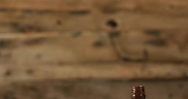 Marihuana tomurcukları ve ahşap arka planda bir şişe cbd özütü videosu. Sağlık tedavileri ve tıbbi yardımlar için Cbd, cannabidiol özü ve esrar.