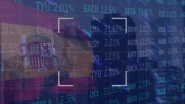 İspanya bayrağı ve şehir manzarası üzerinde borsa ve veri işleme animasyonları. Küresel iş, finans ve dijital arayüz kavramı dijital olarak oluşturulmuş video.