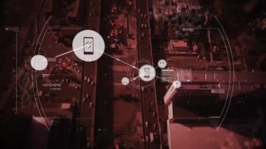 Şehir manzarası üzerindeki simgelerle bağlantı ağının animasyonu. Küresel sevkiyat işi veri işleme ve teknoloji konsepti dijital olarak oluşturulmuş video.