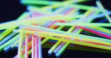 Siyah arka planda birden fazla renkli neon ışıklı çubuk animasyonu. Arkaplan, telif alanı ve renk kavramı.