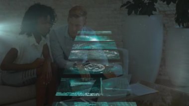 Dizüstü bilgisayar kullanarak çeşitli iş adamlarının veri işleme animasyonları. küresel iş ve dijital arayüz kavramı dijital olarak oluşturulmuş video.