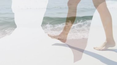 Kafkasyalı mutlu çiftin kumsalda el çırpışları üzerine iş mesajlarının animasyonu. Seyahat ve tatil konsepti dijital olarak oluşturulmuş video.