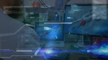 Fabrikada dizüstü bilgisayar kullanan beyaz erkek mühendis üzerinden veri işleme arayüzünün animasyonu. Küresel iş ve mühendislik teknolojisi kavramı