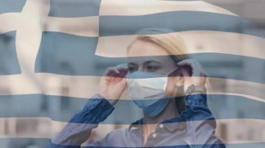 Şehir caddesinde yüzü maskeli beyaz bir kadının üzerinde sallanan Yunan bayrağının animasyonu. covid 19 salgın konsepti boyunca dijital olarak üretilen küresel sağlık önlemleri.