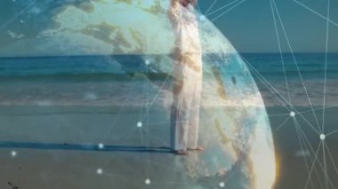 Kumsalda yoga çalışmalarından sonra bağlantı ağının ve dünyanın animasyonu. Dijital olarak oluşturulan küresel bağlantılar ve iletişim konsepti.