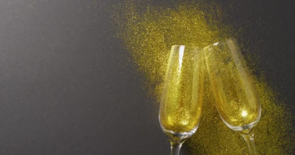 Видео Двух Бокалов Шампанского Золотыми Блестками Черном Копировальным Местом Новогодняя — стоковое видео
