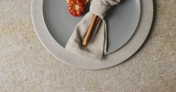 Vídeo Plato Con Decoración Naranja Otoñal Acostado Sobre Estera Beige — Vídeos de Stock