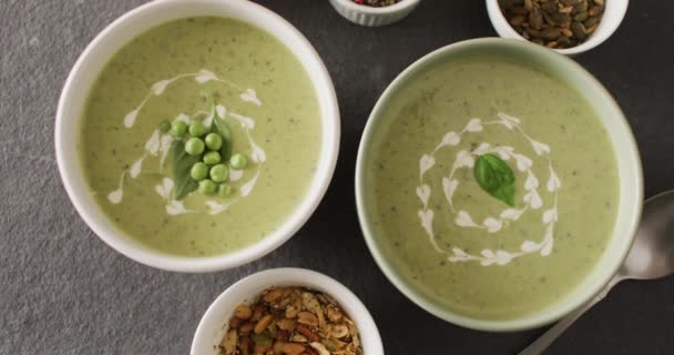 Vídeo Sopa Guisantes Verdes Ingredientes Que Yacen Superficie Gris Cocina — Vídeos de Stock