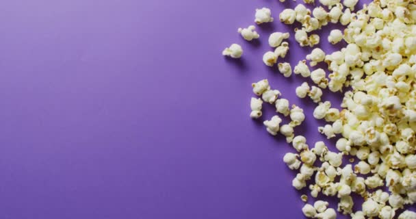 Video Van Close Van Popcorn Paarse Achtergrond Voedsel Feest Kopieerruimte — Stockvideo