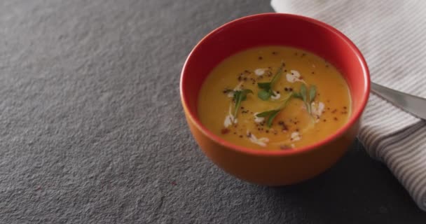 灰色のテーブルの上にボウルにクリーム野菜スープのビデオ アメリカ料理 食べ物 料理の概念 — ストック動画