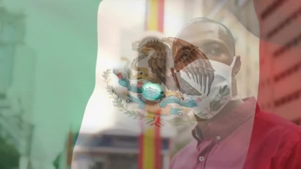 Animación Bandera México Ondeando Sobre Hombre Afroamericano Con Máscara Facial — Vídeo de stock