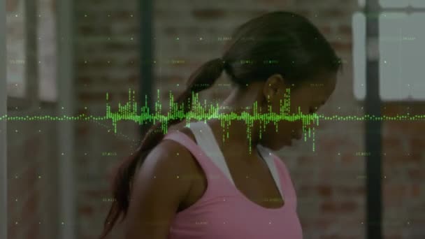 アフリカ系アメリカ人女性の体重増加に関する財務データ処理のアニメーション グローバルスポーツ デジタルインターフェースの概念デジタル生成されたビデオ — ストック動画