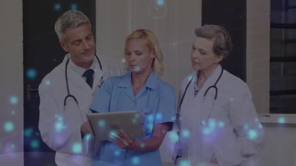 병원에서 디지털 태블릿을 사용하는 의료진들의 파란색빛나는 점들을 애니메이션으로 있습니다 서비스와 — 비디오