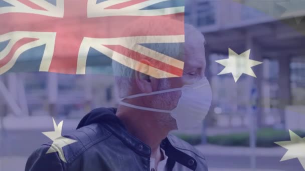 Animación Bandera Australia Ondeando Sobre Hombre Caucásico Con Máscara Facial — Vídeo de stock