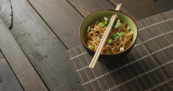 Composição Tigela Pad Thai Com Pauzinhos Fundo Madeira Conceito Comida — Vídeo de Stock