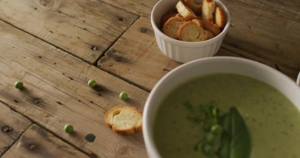 绿色豌豆汤和配料躺在木制表面的视频 美国菜 食和烹调概念 — 图库视频影像