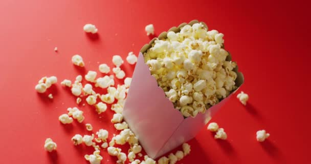 Video Van Close Van Popcorn Rode Achtergrond Voedsel Feest Kopieerruimte — Stockvideo