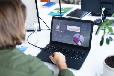 Kafkasyalı iş kadını ekranda grafik ve istatistiksel verilerle masada oturuyor. iş iletişimi ve dijital arayüz teknolojisi dijital kompozit görüntü.