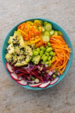 Gri arka planda Hawaii poke kasesinin genel manzarası. Hawaii Lezzetli Taze Yemek ve Sağlıklı Yeme.