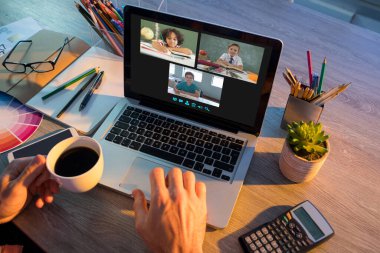 Adamın elleri ekranda çeşitli ilkokul öğrencilerinin gülümsediği bir video görüşmesi için dizüstü bilgisayar kullanıyor. iletişim teknolojisi ve çevrimiçi eğitim, dijital kompozit resim.