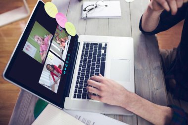 Müzik app midsection yaratıcı düzenleyicisinin üstünde laptop çalışma karşı