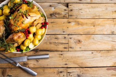 Şükran Günü masası manzarası, kızarmış hindi, patates, çatal bıçak takımı ve ahşap üzerinde fotokopi alanı. Şükran Günü, Sonbahar, Sonbahar, Amerikan geleneği ve kutlama konsepti.