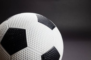 Siyah zemin üzerinde fotokopi alanı olan futbol kompozisyonu. Spor, hareket, eğitim ve aktif yaşam tarzı kavramı.