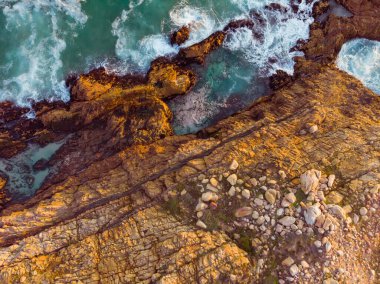 Yüksek açılı deniz dalgaları ve kayalık yamaçlı deniz kıyıları. Manzara, deniz ve doğa kavramı.