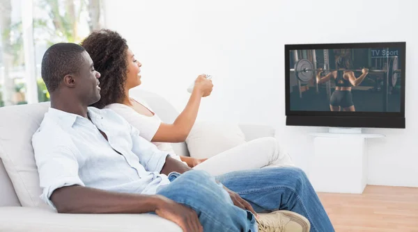 Ζευγάρι Κάθονται Μαζί Στον Καναπέ Μπροστά Στην Τηλεόραση Στο Σπίτι — Φωτογραφία Αρχείου