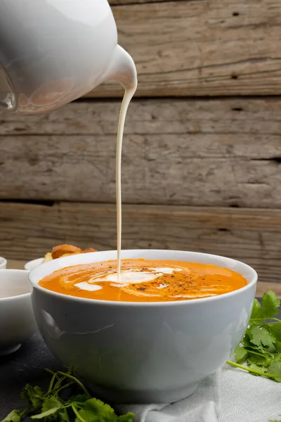 Vertikales Bild Von Sahne Gießt Schüssel Mit Tomatensuppe Mit Holz — Stockfoto