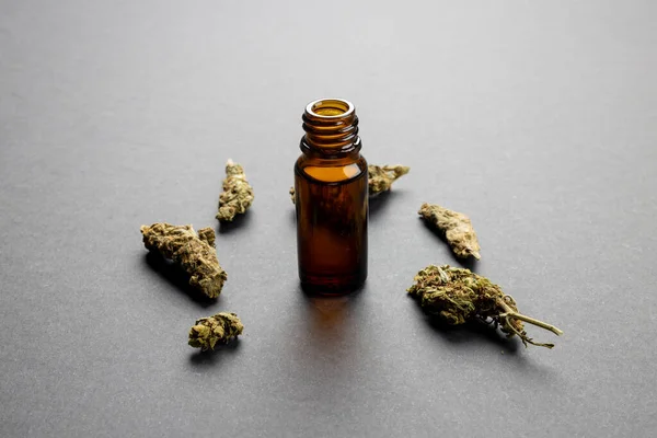 Gri Yüzeyde Bir Şişe Cbd Yağı Cbd Yağı Tıbbi Marihuana — Stok fotoğraf