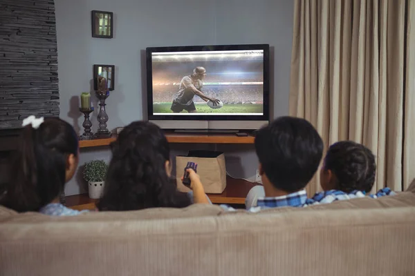 Evde Oturup Televizyonda Spor Müsabakalarını Izleyen Aile Manzarası Spor Rekabet — Stok fotoğraf