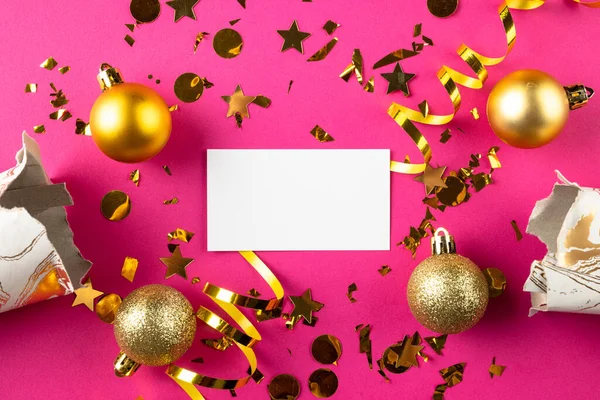 Samenstelling Van Close Van Hand Met Nieuwjaar Decoraties Roze Achtergrond — Stockfoto