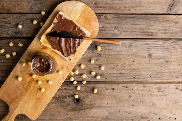 초콜릿 크림을 도마와 표면에 식사와 요리의 — 스톡 사진