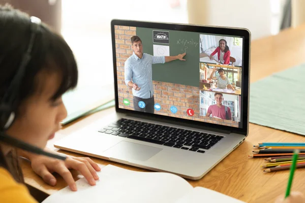 Asiatisk Flicka Använder Laptop För Videosamtal Med Leende Olika Gymnasieelever — Stockfoto